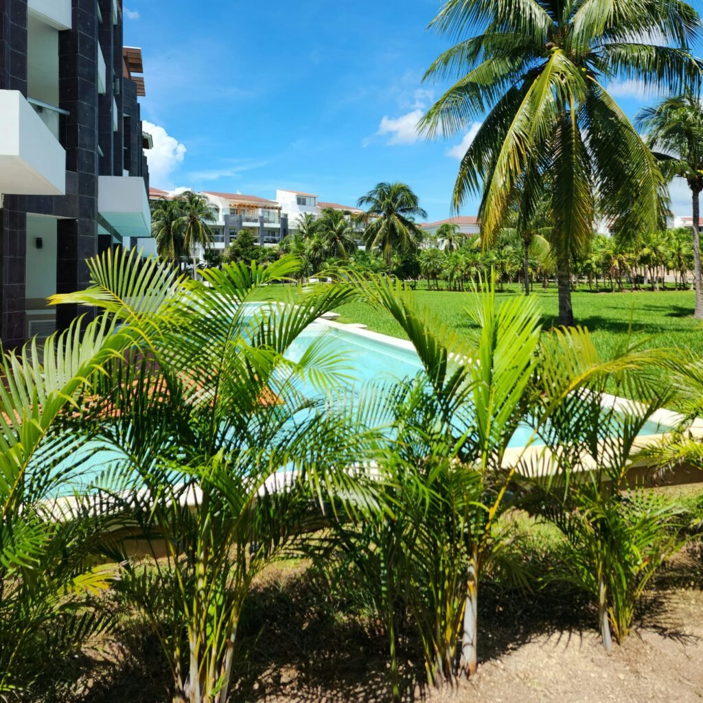 Mareazul apartment swim-up and private beach club