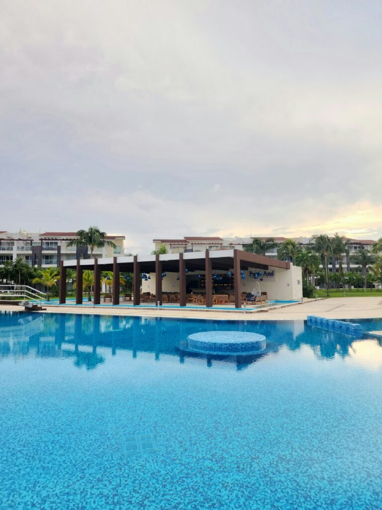Mareazul apartment swim-up and private beach club