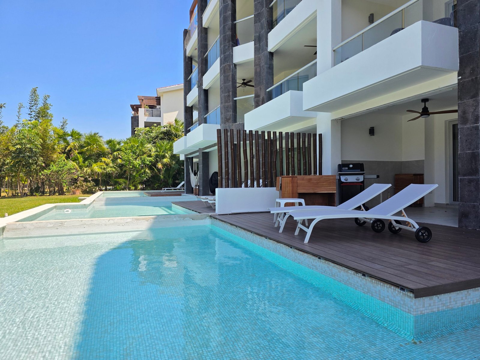 Mareazul apartment swim-up and private beach club