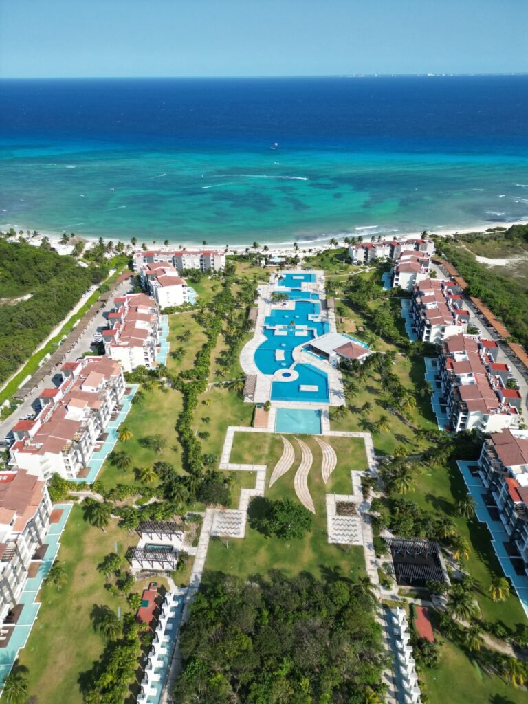 Mareazul apartment swim-up and private beach club