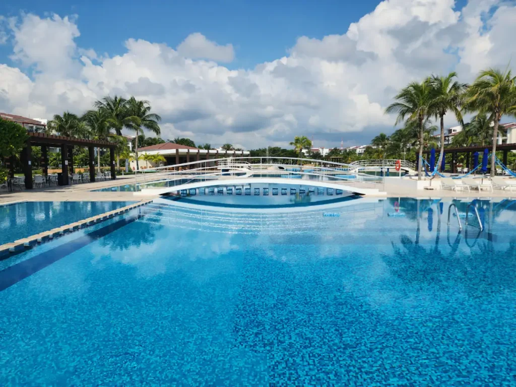 Mareazul apartment swim-up and private beach club